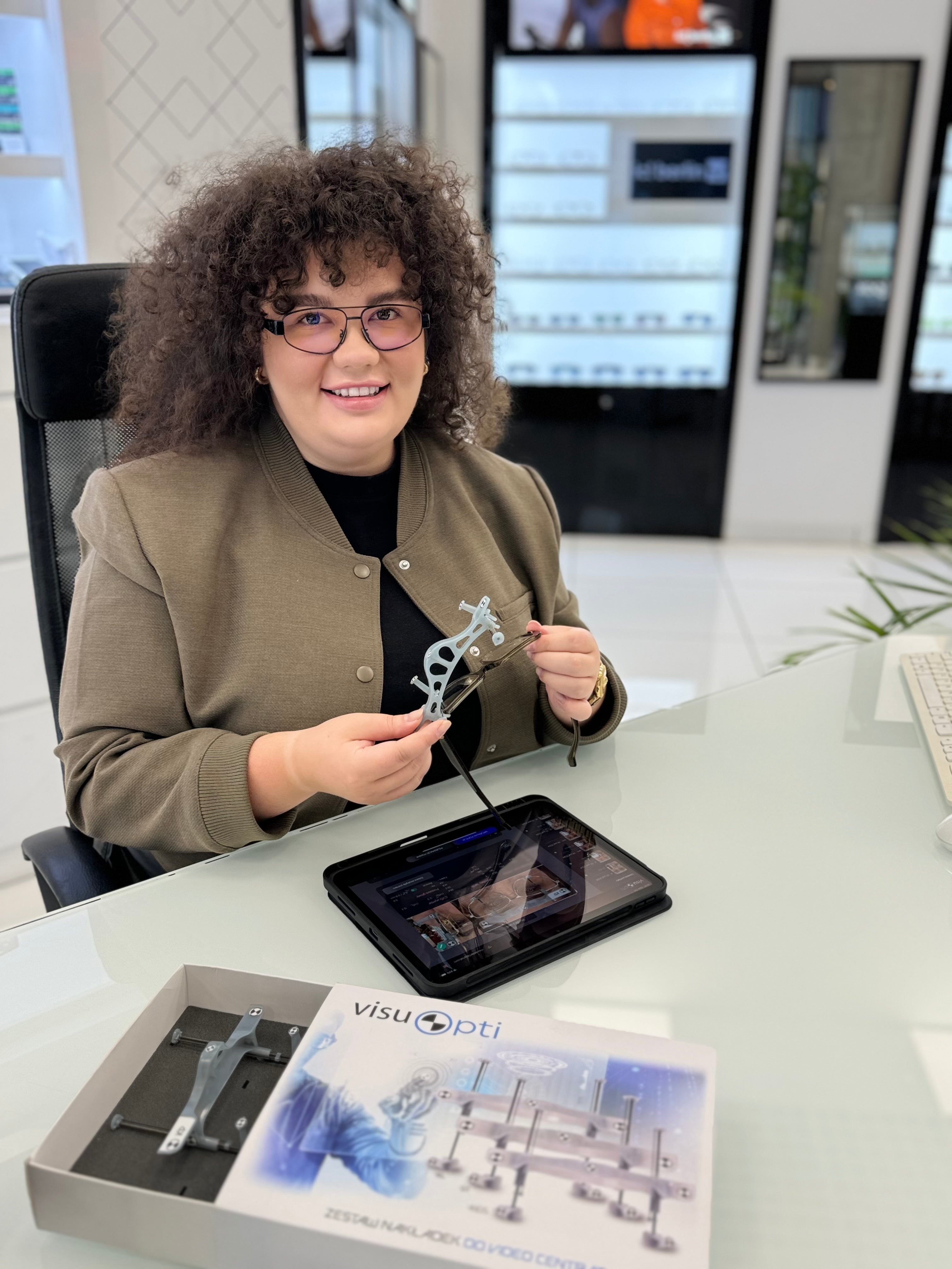 Pracowniczka salonu SunLoox prezentująca urządzenia Apple