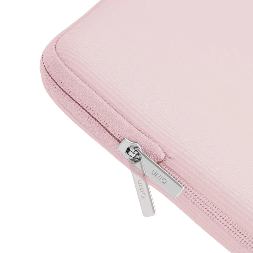 UNIQ Cyprus Ridge Edition - etui neoprenowe do MacBook Air 13" MacBook Neo 13" różowe