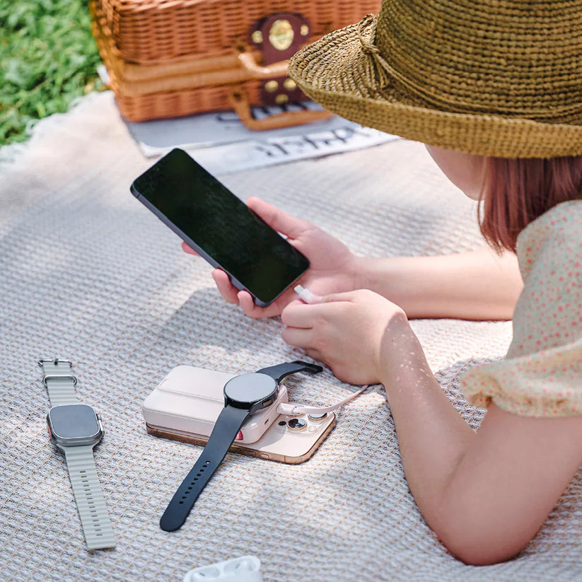 Adam Elements Vionta C2 Pro - magnetyczny powerbank bezprzewodowy do iPhone Apple Watch 10000 mAh różowy