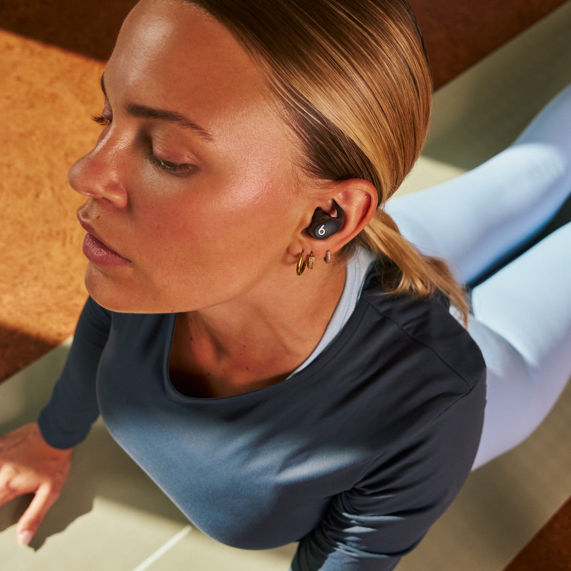 Powerbeats Fit – bezprzewodowe douszne słuchawki sportowe – niedościgniona czerń