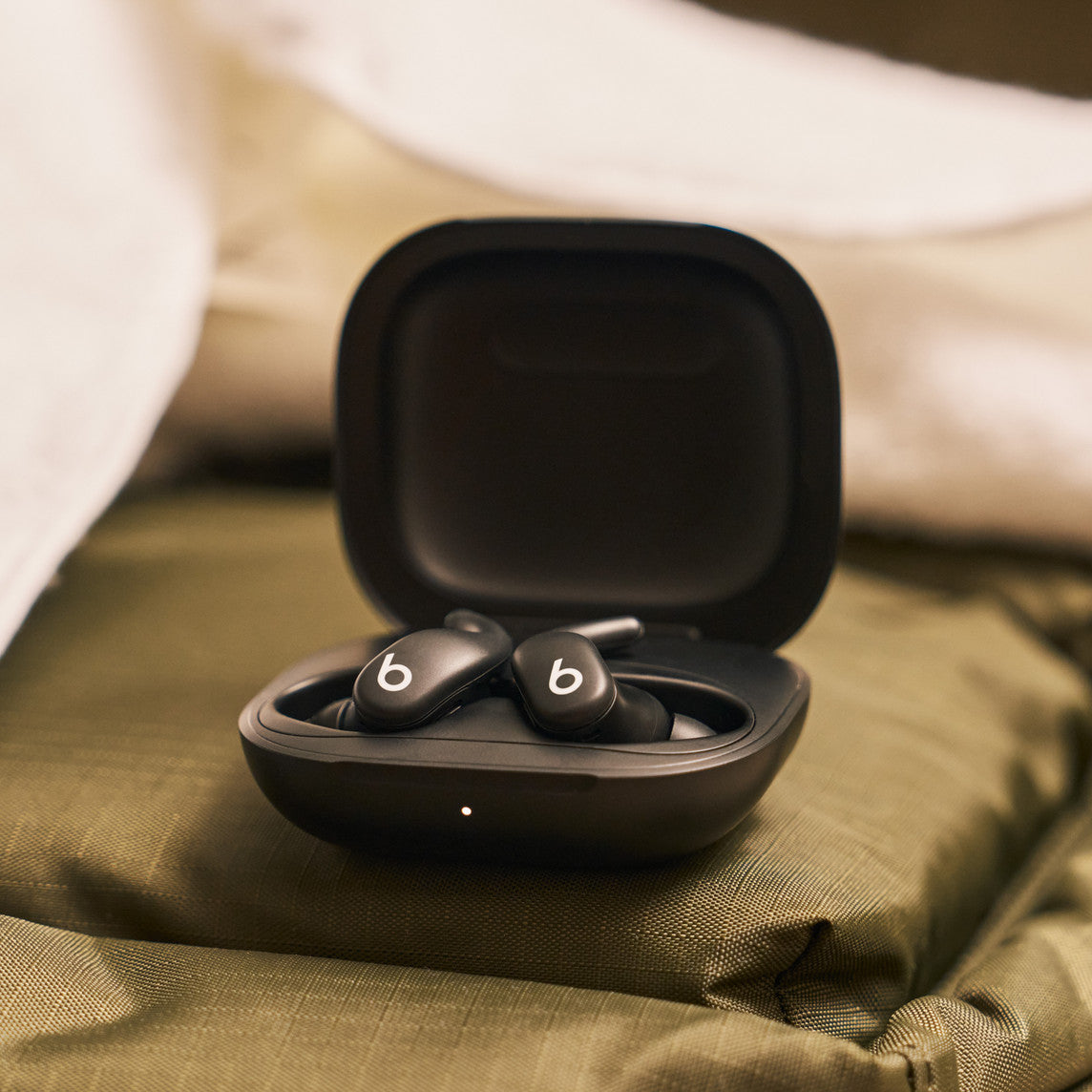 Powerbeats Fit – bezprzewodowe douszne słuchawki sportowe – niedościgniona czerń