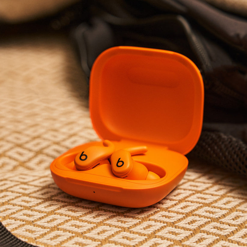 Powerbeats Fit – bezprzewodowe douszne słuchawki sportowe – pomarańczowa iskra