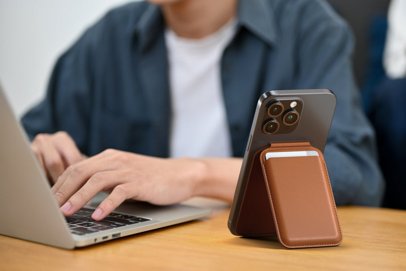 Satechi Vegan-Leather Wallet Stand - portfel i podstawka do iPhone'a z wegańskiej skóry kompatybilny z MagSafe brązowy