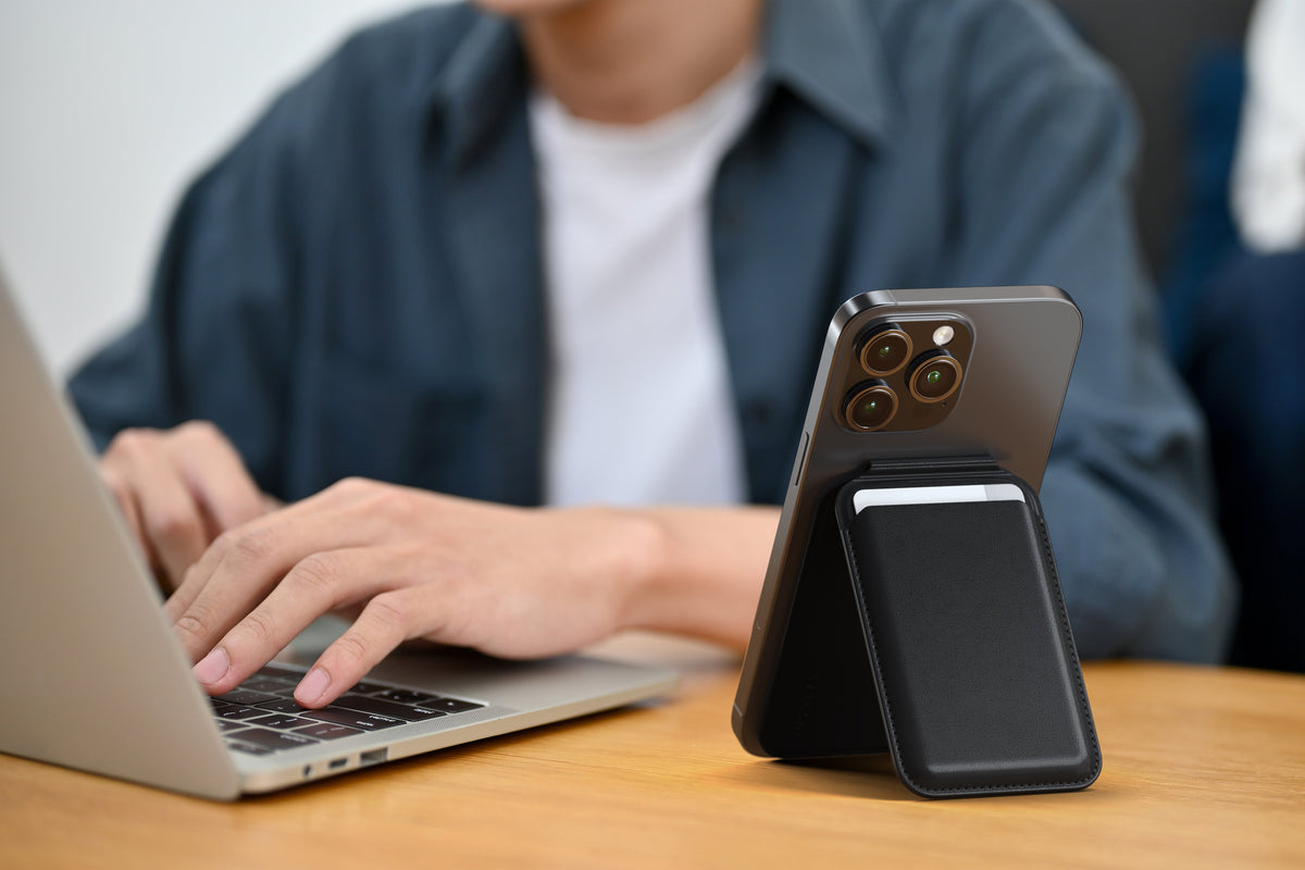 Satechi Vegan-Leather Wallet Stand - portfel i podstawka do iPhone'a z wegańskiej skóry kompatybilny z MagSafe czarny