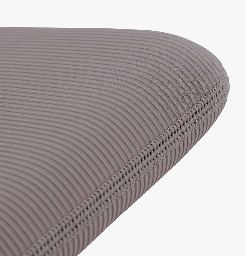UNIQ Cyprus Ridge Edition - etui neoprenowe do MacBook Air 13" MacBook Neo 13" szare