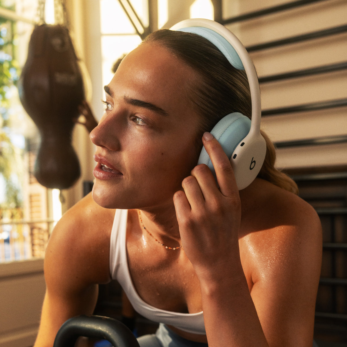 Słuchawki wokółuszne Beats 360 – biały obłok z poduszkami Performance Knit w kolorze białego obłoku