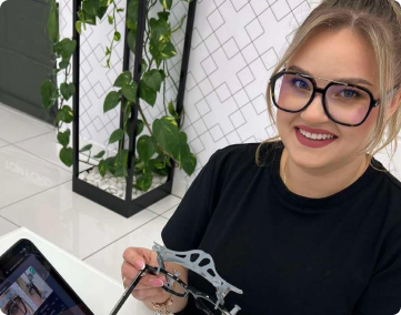 Pracowniczka SunLoox prezentująca oprawki